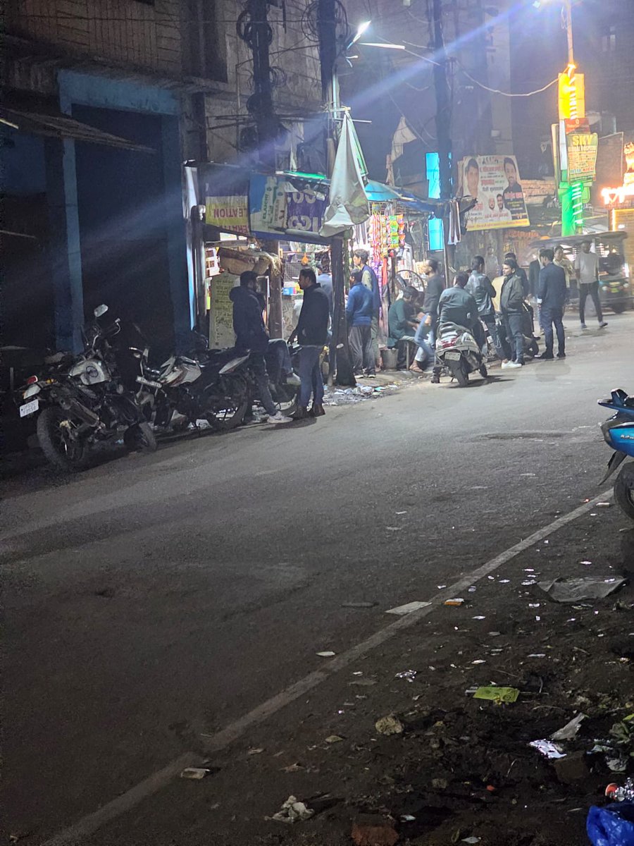 mailmefaiz's tweet image. अनवरगंज थाना अंतर्गत दलेल पुरवा चौराहे पर पान दुकान पर लगता है रात भर जमावड़ा पानी की बोतल के चक्कर मे रात भर सिपाहियों की शह पर रात भर खुलती दुकान अपराधियों का लगता जमावड़ा @kanpurnagarpol @adgzonekanpur @CommissionerKnp