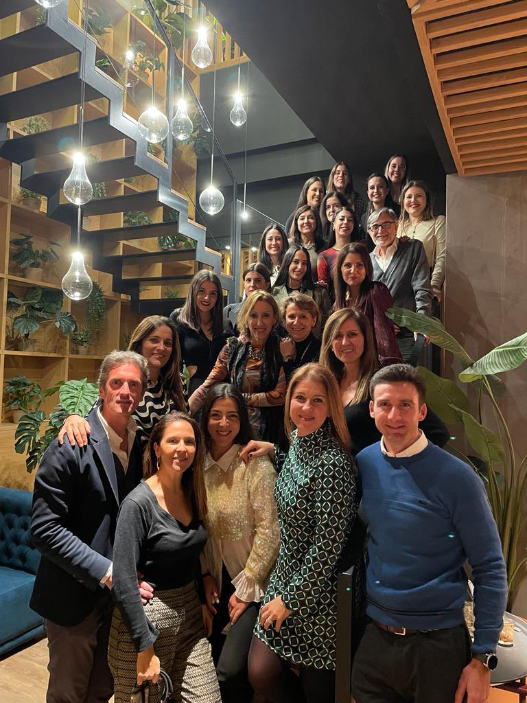 Cena ayer en Sevilla con el #TBCteam allí y el equipazo de <a href="/GrupoDictea/">GrupoDictea</a> ¡Gracias por sumarnos este año! Fantástica organización <a href="/RosadelTronco/">Rosa R. del Tronco</a> 👌🏻 A por una Navidad fantástica, un final de año increíble y un 2024 extraordinario. 
¡Sigamos sumando!

#coaching #formación #talento