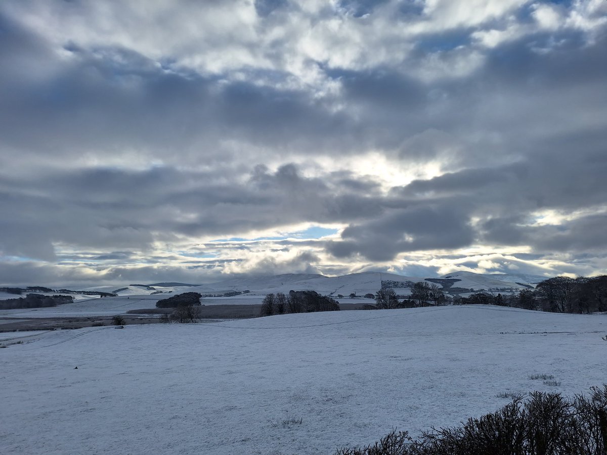 SMacGal's tweet photo. Gorgeous light on the hills today heading west into Biggar. Sadly parking lay-by was 1/2 a mile past where the stunning light was. #winterinscotland https://t.co/Barv6sIIJG