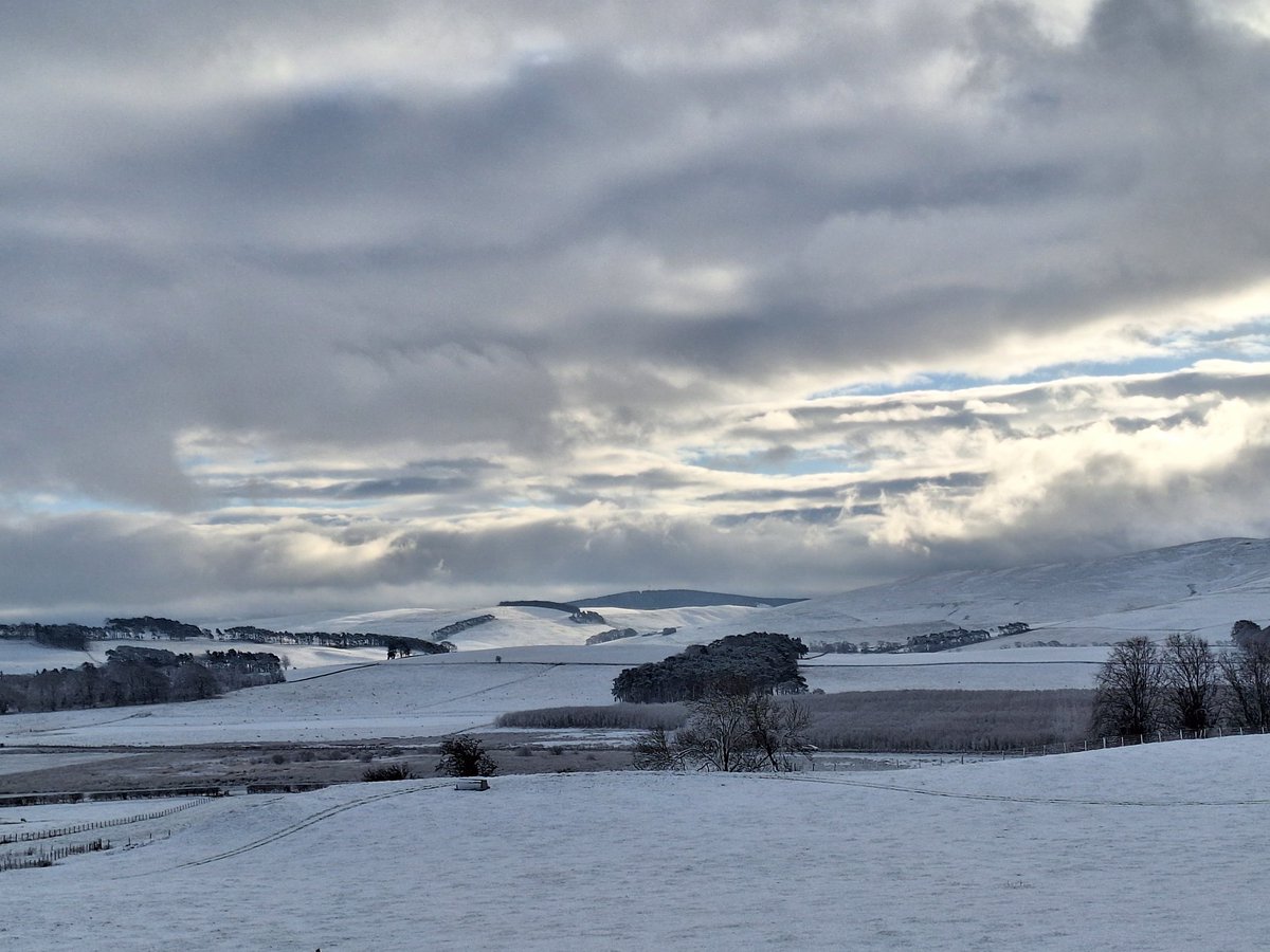 SMacGal's tweet photo. Gorgeous light on the hills today heading west into Biggar. Sadly parking lay-by was 1/2 a mile past where the stunning light was. #winterinscotland https://t.co/Barv6sIIJG