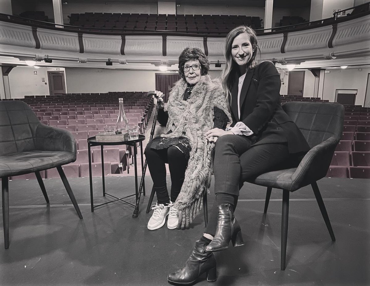 Hoy decimos adiós a la “Chica ye ye” por excelencia” ✨🙏🏼
Me hizo mucha ilusión conocerla porque desde niña recuerdo verla en TV en la casa de mi abuela. En este momento que compartimos sobre el escenario ella me agarró la mano y me dio mucha ternura. D.E.P 🖤🤍 #ConchaVelasco