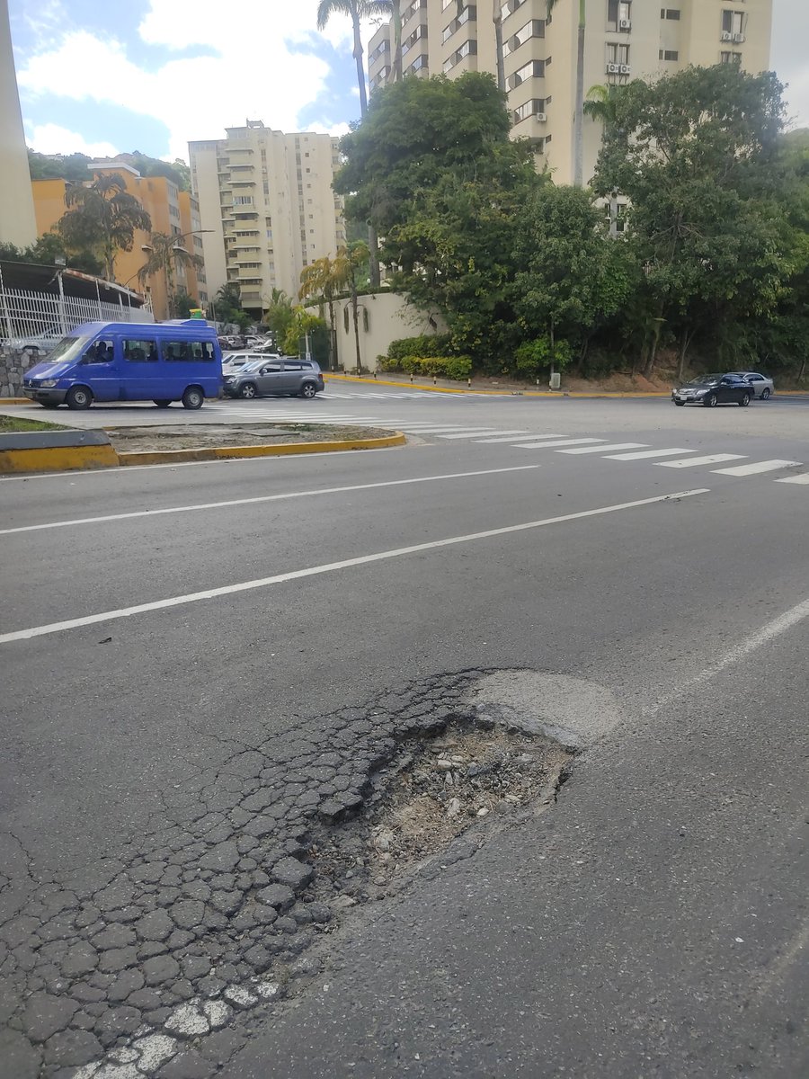 soymacaracuay's tweet photo. #SucreEnAbandono hoy le toca el turno a HUECO PROFUNDO MEDIANO en ppal Macaracuay
#2Dic 
Carros han caído: partido punta de eje y explotado cauchos, frente C.C.Macaracuay Estimados @ImatSucre , no lo saben por falta de supervisión
Eviten molestias y solucionen
@infomacaracuay https://t.co/3nia8XBQQs