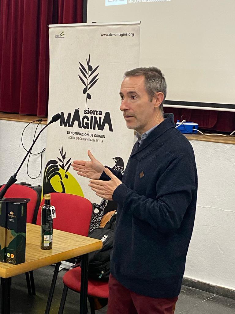 Esta mañana se ha celebrado el Día del Olivo en Albanchez de Mágina, con una conferencia de aceite y Salud del profesor <a href="/JoseJGaforio/">Dr José J Gaforio</a> de la <a href="/ujaen/">Universidad de Jaén</a> ademas de una cata que hemos impartido con los #aove de las dos cooperativas del municipio