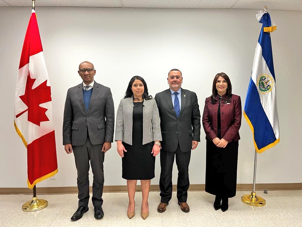 El #ViceCancillerGT, acompañado del @ConsGtToronto, se reunió con la Cónsul General de El Salvador, Toronto. Conversaron la importancia del trabajo conjunto en el marco de la alianza TRICAMEX, para la atención, protección y asistencia a las personas migrantes en Ontario, Canadá.