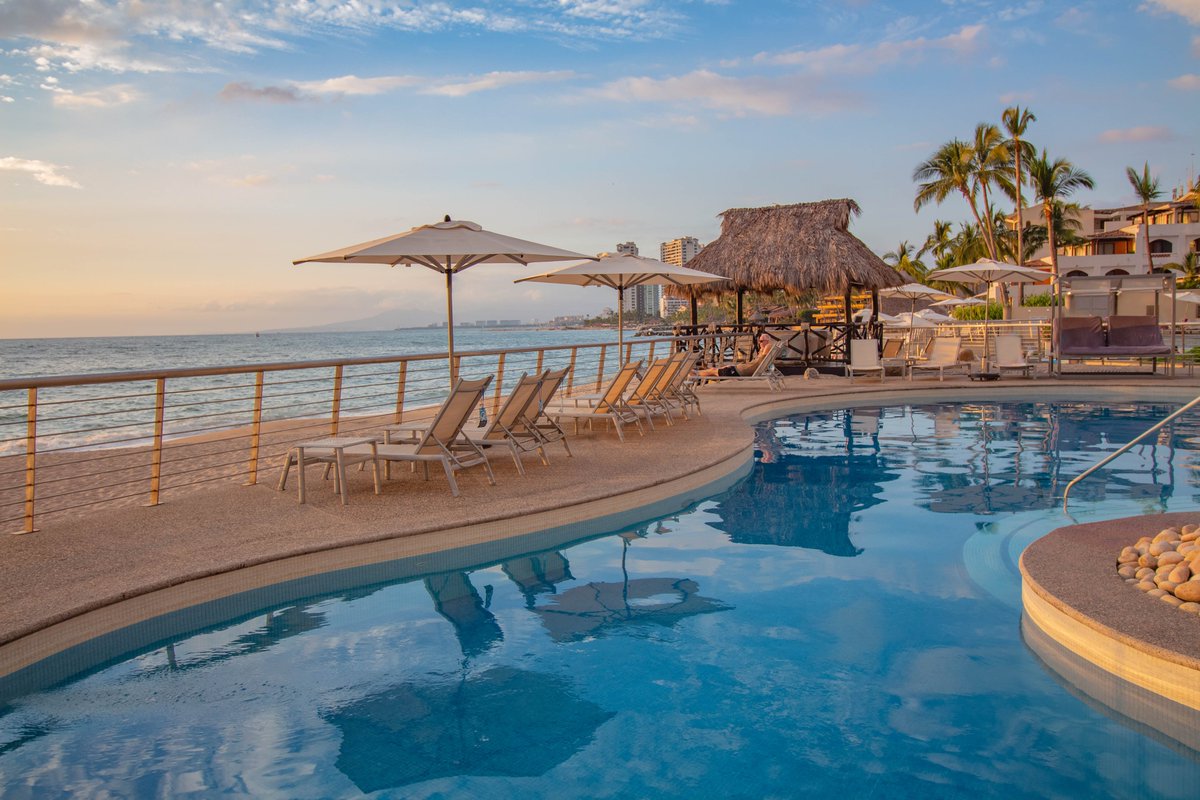 SunsetPlazaPV's tweet photo. Immerse yourself in the serenity of the sunset in our adults-only pool. 🌅🍹 https://t.co/Ty7vSVxHsx

Enjoy the perfect blend between the warm colorful sky and the tranquility of the water. A moment of calm and beauty you will remember forever🏊‍♂️✨

#Sunset #SunsetPlazaPV https://t.co/Dy5MyqSDSj