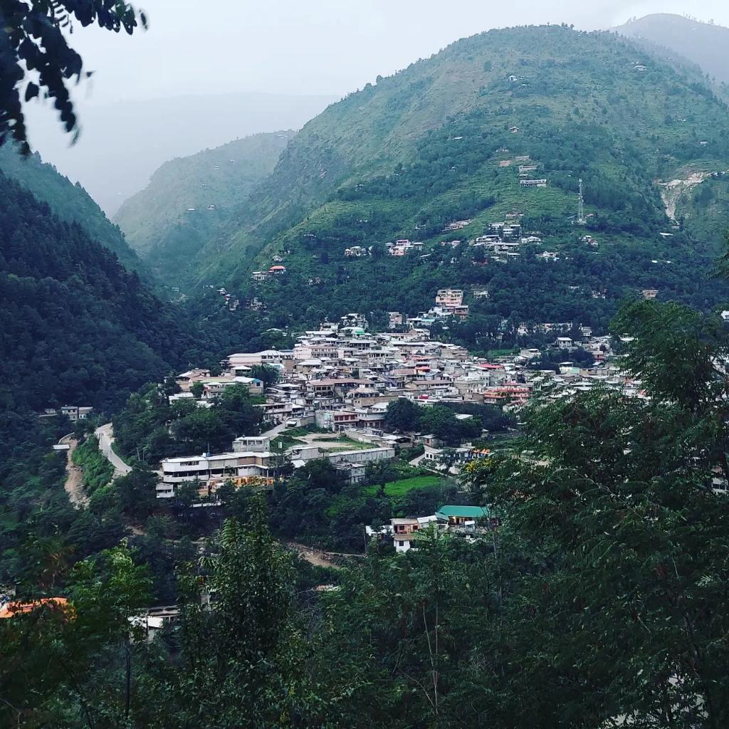 ih_abubakar's tweet photo. Home town shahpur district shangla. 
#shangla 
#alpuri 
#kpk 
#beutifulview 
#snow 
#NatureBeauty https://t.co/z23lengODK