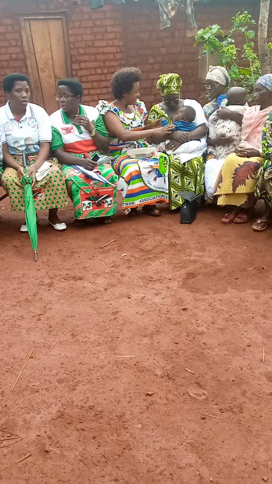 MakambaCNDDFDD's tweet photo. #Burundi 02/12/2023 Abakenyererarugamba bo muri Zone KAYOGORO bagiye kuremesha umuryango wabuze abana 2,bahitanywe n'imvura nyinshi yaguye mu karere ka Bisoro aho basanze abo bana  bapfiriye mukinogo cari cuzuye amazi. Uwo muryango wakengurutse uwo mutima w'urukundo https://t.co/jPxyxdyaZd