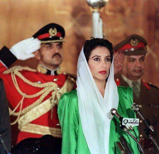 AnamAdepar's tweet photo. ضیائی ظلمت کے گیاره سالہ اندھیروں کے بعد پاکستان کی جمہوریت کا سورج طلوع ہوا۔2 دسمبر 1988 تاریخ کا وه سُنھرا دن جب اسلامی دنیا کی پہلی اور سب سے کم عمر خاتون نے تمام تر سازشوں کے باوجود وزیر اعظم پاکستان کا حلف اُٹھایا۔
#ShaheedBibi 💚💔 https://t.co/52QCxQc3Ho