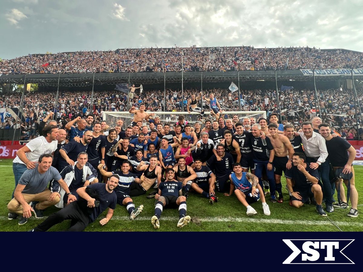 SomosTriperos's tweet photo. #CGE #GELP IMPRESIONANTE Marco de gente en Rosario! Merecida victoria del equipo tripero! https://t.co/e8dfzSJ5C9