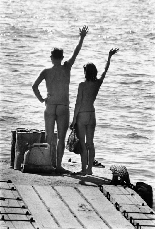 imaginatfr's tweet photo. Apprendre qu’Elliot Erwitt photographe franco-américain s’est éteint mercredi.
Se souvenir l’œil rieur et acéré de celui qui aura fixé « la petite comédie du quotidien et le grand récit politique »
#Photographie #ArtDuNu #Histoire #Journalisme
E. Erwitt 1968 Île du Levant France https://t.co/xHIMfKbjQs
