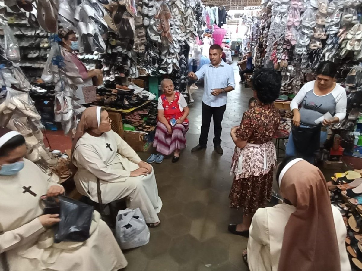 Alejandr0Nochez's tweet photo. 📍 #SanSalvador

Este sábado he visitado a los vendedores del Edificio 1 y la Plaza de las Banderas del Mercado Central, donde tuve la oportunidad de conocerlos y conversar con ellos.

TU BIENESTAR ES MI PRIORIDAD.

#SanSalvadorCentro. https://t.co/6xDHOwvwDP