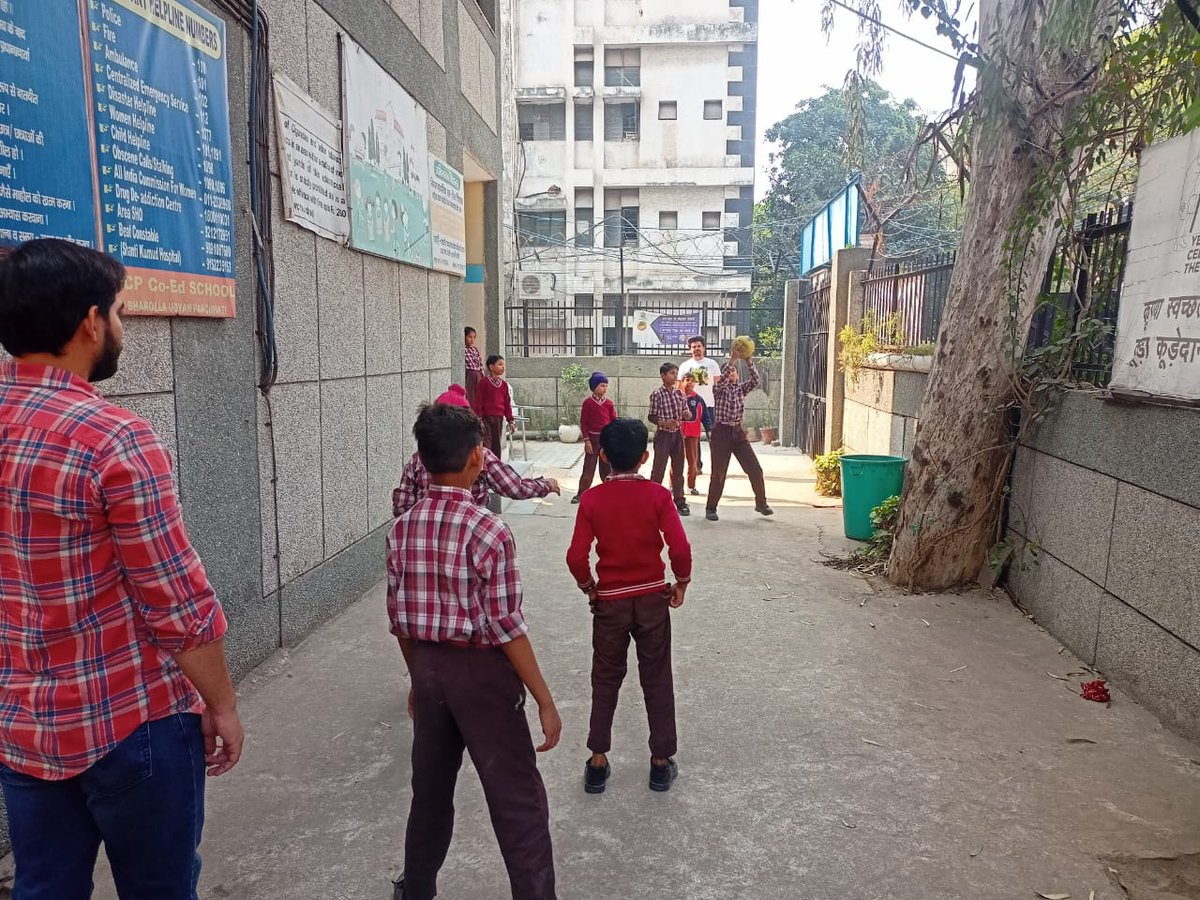 Punammalik24's tweet photo. #volunteer  Mr. Manish provided a session on Throw ball of class 5th students at MCPS BHROLLA UDYAN PANCHWATI 
Udise code- 07010401406
Distt. N/WA
Name of HOS- Mr. Dharamvir
Vidyanjali Incharge - Ms.Himanshi
DURCC Name - Mr . Ashish Kumar Singh
CRCC Name- Mrs. Punam Rani https://t.co/tugH3BJb39