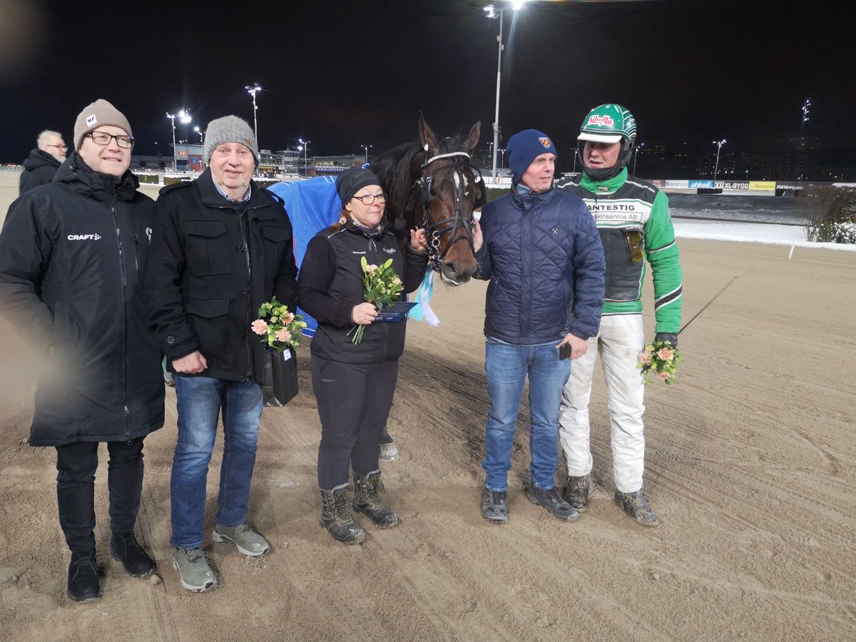 Läcker seger i silverdivisionen med nyförvärvet Garth Vader 🍾🍾 Eva sköter o äger gör Stall Tress Risa :
Sverre Risa 
Jan Risa 
Gunnar Risa 🍾💪