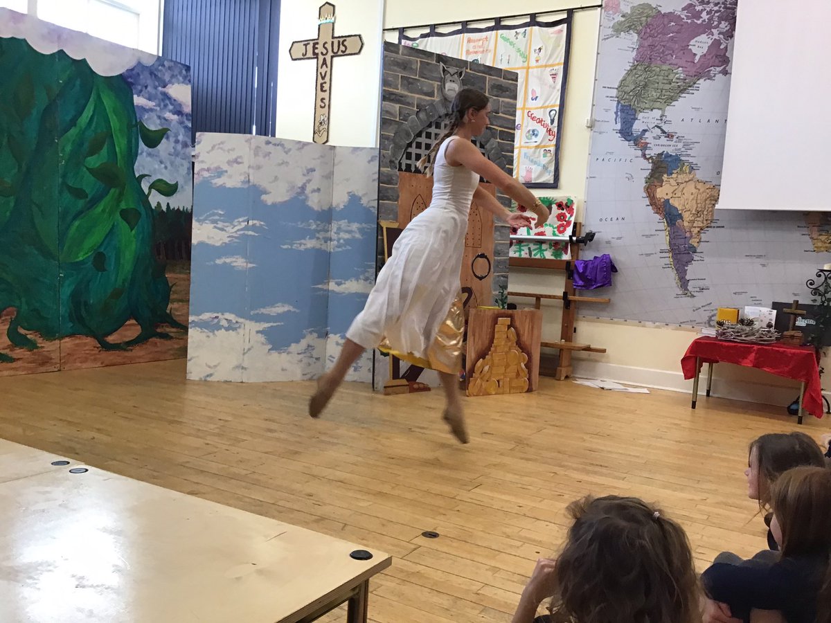 YaxhamPrimary's tweet photo. @YaxhamPrimary were very lucky to have a visit from @norfolkinstituteperformingarts, performing Jack and the Beanstalk for our children 💙 https://t.co/uZVp6nT1y3