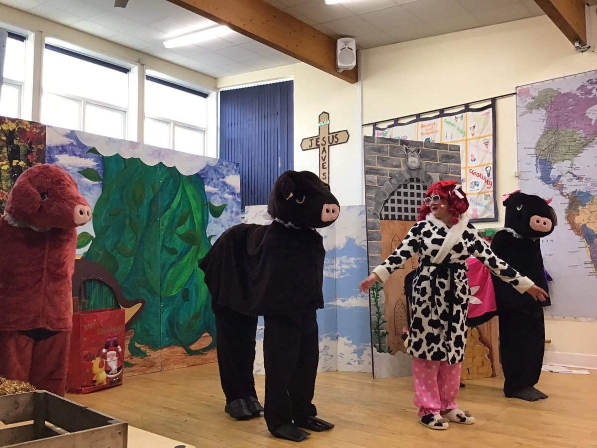 YaxhamPrimary's tweet photo. @YaxhamPrimary were very lucky to have a visit from @norfolkinstituteperformingarts, performing Jack and the Beanstalk for our children 💙 https://t.co/uZVp6nT1y3