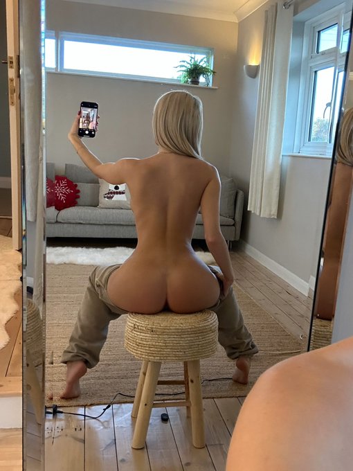 i don&rsquo;t like this stool. rt if i can sit on your face instead https://t.co/eSj4ntodvW