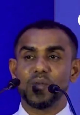 Hassan Kurusee (@hkurusee) on Twitter photo ލ. ފޮނަދޫ އަރާއިރުގޭ 2 ވަގުން. ބައްޕައަކާ ދަރިއެއް
🔹އެކަކީ ޓިނުވަގެއް <a href="/Banafsaa/">Abdul Raheem Abdulla</a>
🔹އަނެކަކީ ކާރު ވަގެއް <a href="/lasiaF969/">Ibrahim Faisal</a>
ދެމީހުންވެސް ތިބީ ސަރުކާރުގެ މިނިސްޓަރު ފެންވަރުގަ. ލ. ފޮނަދޫ އަރާއިރުގޭ 2 ވަގުން. ބައްޕައަކާ ދަރިއެއް
🔹އެކަކީ ޓިނުވަގެއް <a href="/Banafsaa/">Abdul Raheem Abdulla</a>
🔹އަނެކަކީ ކާރު ވަގެއް <a href="/lasiaF969/">Ibrahim Faisal</a>
ދެމީހުންވެސް ތިބީ ސަރުކާރުގެ މިނިސްޓަރު ފެންވަރުގަ.