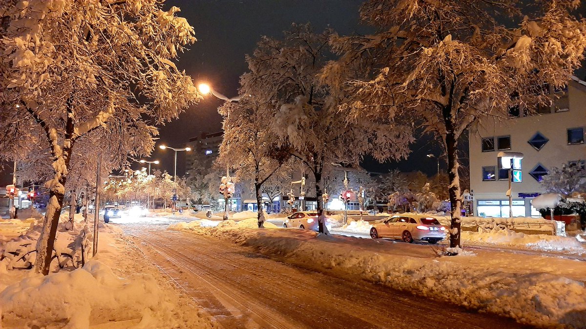 Munich turned into a fairy tale after the big snow. #Muenchen #Schneefall #WINTER #winterwonderland @Alpenweerman @WeermanRoel @unwetterfreaks @WeermanMichael