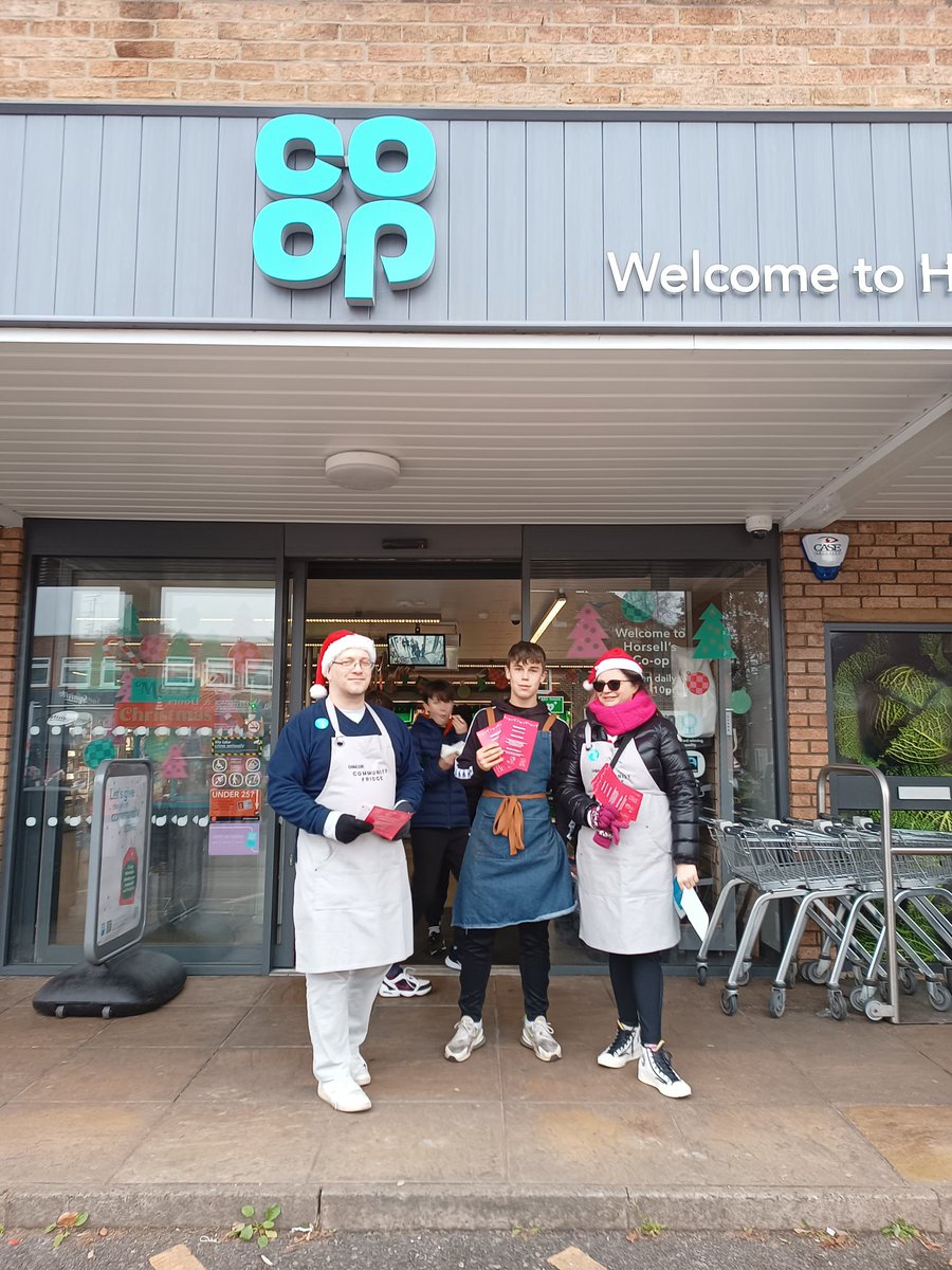 Canalside_chill's tweet image. Met lots of friendly people at Horsell Xmas Fair today. 🙏 to Gianni, Philip and Claire @CHLM21 for @coopuk support of the fridge. #zerowaste @hubbubUK #horsell #LocalCommunityFund