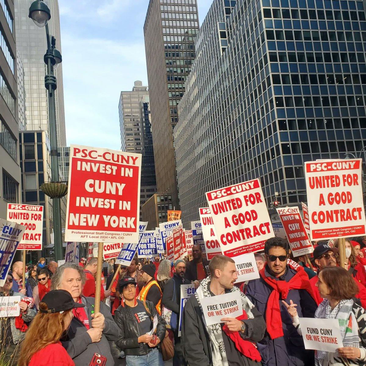 The GC chapter out here with our fellow <a href="/PSC_CUNY/">PSC/CUNY</a> members and allies fighting for #APeoplesCUNY and a #NewDeal4CUNY!