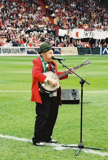 #Feyenoord 4e archief tweet 339/365: Geen Sinterklaas Kapoentje, maar het scheelde soms niet veel... jeugdsentiment, Willy Batenburg als opwarmer op het veld. Weer eens wat anders dan DJ Panic. eerlijk van twitter gebietst ooit