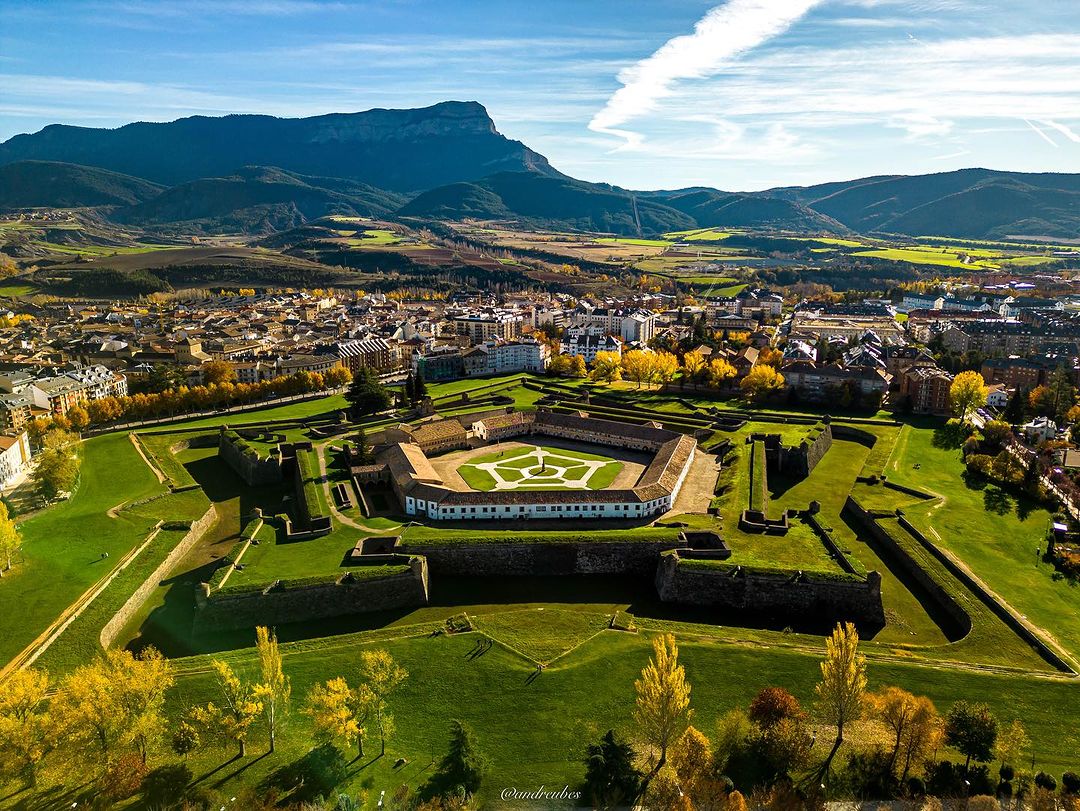 Ciudadela o Castillo De San Pedro…simplemente perfect@!!
•
•
•
📸: Gracias a andreubes
•
•
•
#CasaBiescas
#Pirineos #Pyrenees
#RinconesDelPirineo #RuralTop 
#jaca #jacetania #jacaturismo #valledelaragón #peñaoroel #jacadesdeelaire #pirineoaragones #castillo #ciudadela