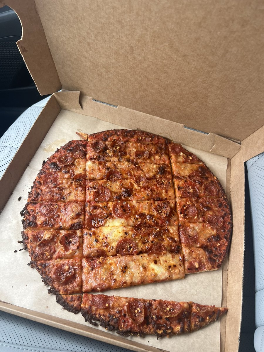 KeyeraJade's tweet image. I can’t with the customer service nowadays. This on the left is the pizza I ordered. Why these kids think it’s acceptable to sell this burnt ass pizza for $30. 

If you find me on customer wars please bail me out. I don’t like jail. 

#donatos #CustomerExperience #CSFail