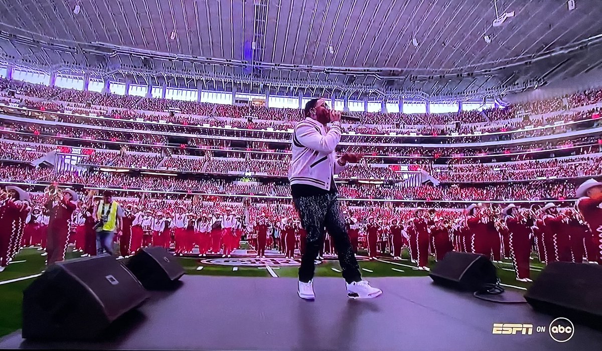 RedditCFB's tweet photo. Nelly is performing live and Texas is competing for championships. Feels just like 2005 all over again. https://t.co/tSzeLWnOQl