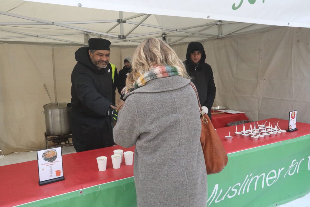 MKADenmark's tweet photo. Muslimer for fred var i Århus idag i forbindelse med vores vild med suppe initiativ. Det var en stor succes, takket være alle de fantastiske borgere der kom forbi.
#muslimerforfred
#vildmedsuppe https://t.co/zxuedFnB46