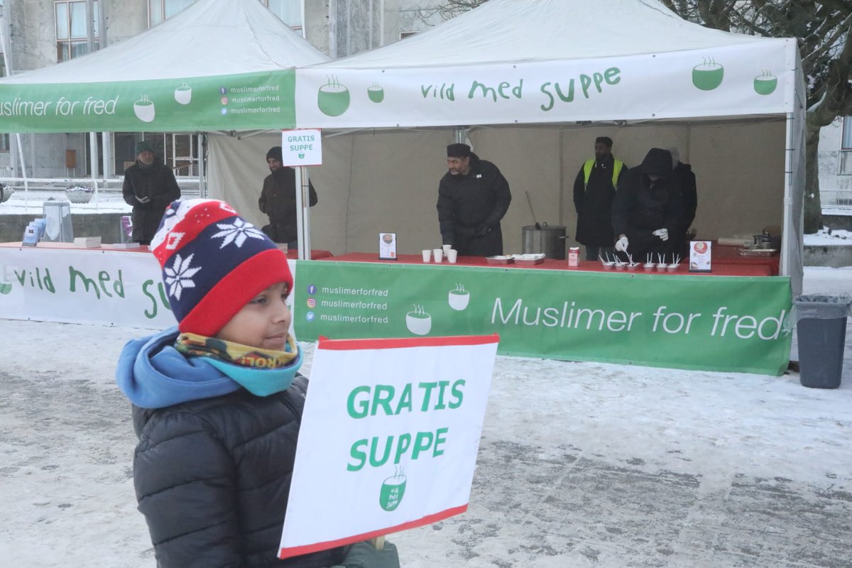 MKADenmark's tweet photo. Muslimer for fred var i Århus idag i forbindelse med vores vild med suppe initiativ. Det var en stor succes, takket være alle de fantastiske borgere der kom forbi.
#muslimerforfred
#vildmedsuppe https://t.co/zxuedFnB46