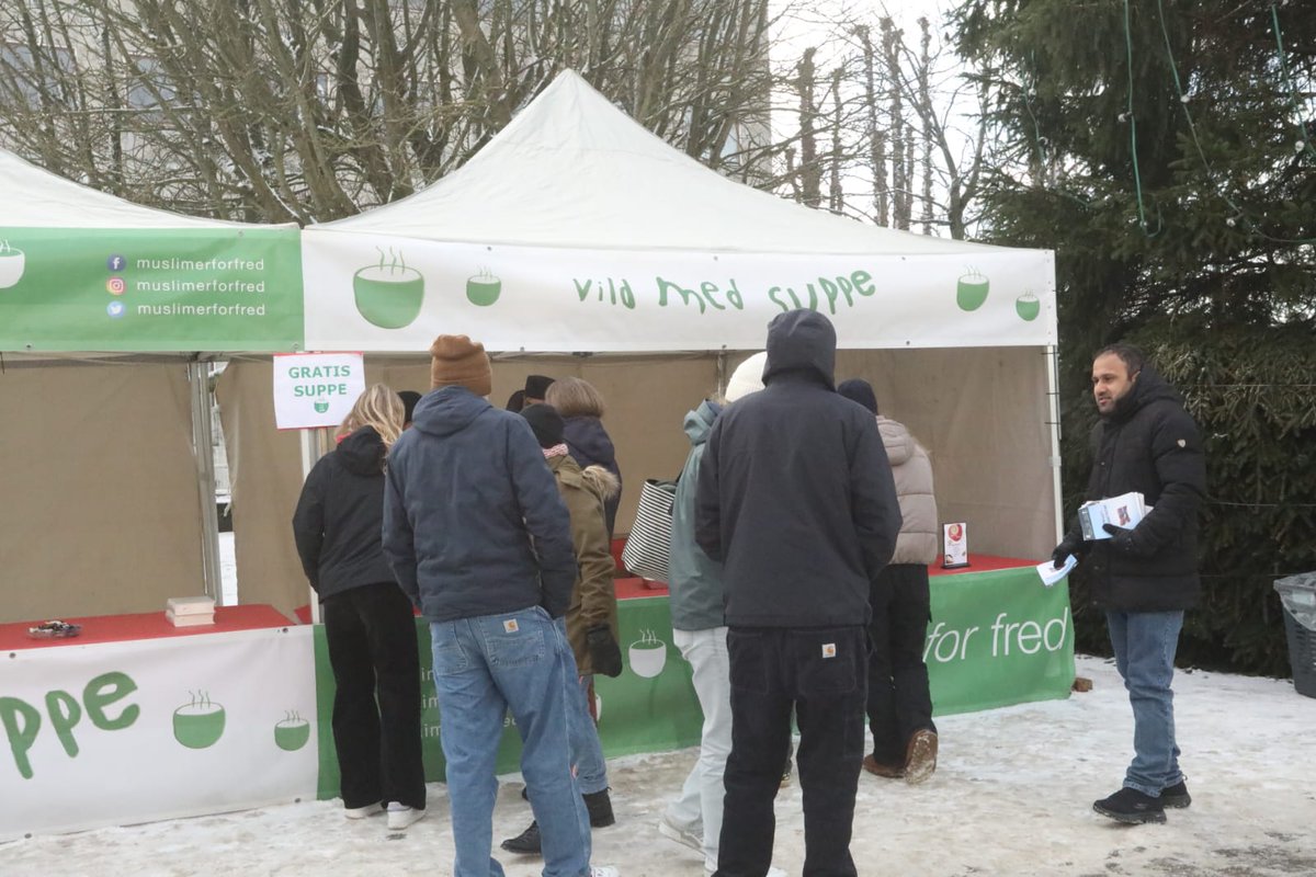 MKADenmark's tweet photo. Muslimer for fred var i Århus idag i forbindelse med vores vild med suppe initiativ. Det var en stor succes, takket være alle de fantastiske borgere der kom forbi.
#muslimerforfred
#vildmedsuppe https://t.co/zxuedFnB46