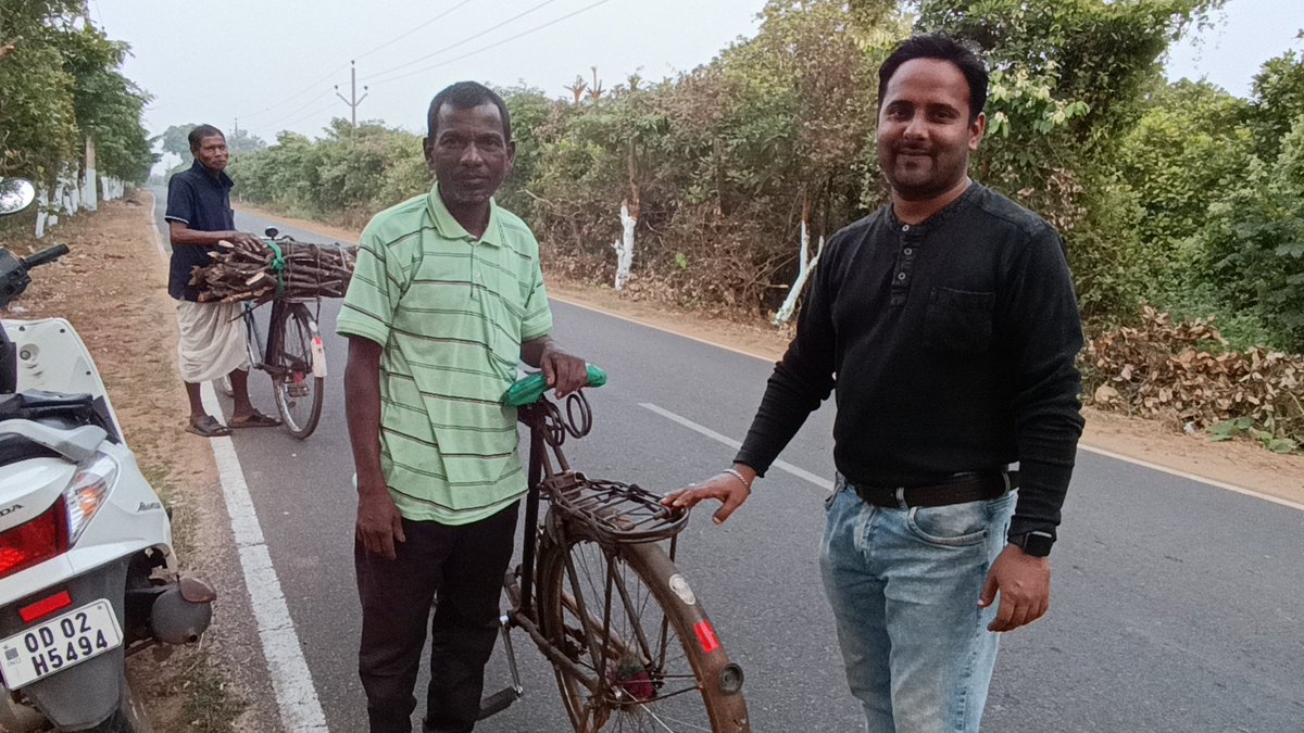 talktosubhransu's tweet photo. To avoid road accidents and crashes, i am putting reflective stickers on Cycles. These stickers are specially designed to reflect more light to increase visibility in low intensive area.
#ZeroFatalityWeek #Odisha #roadsafety #roadsafetyawareness
#SubhransuSatpathy https://t.co/4xOXbOghwl