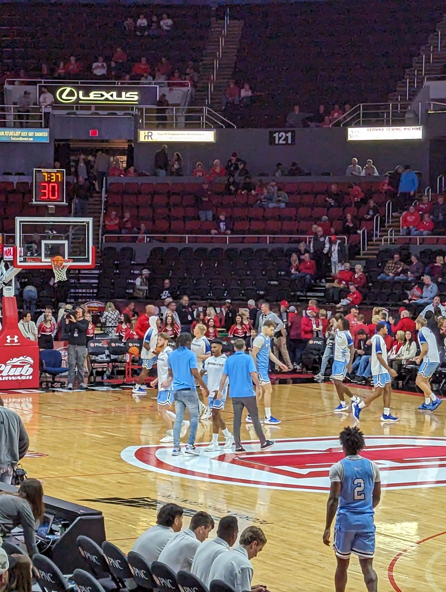 kbuckley13's tweet photo. Taking in @IndStBasketball in Peoria today. Go Sycamores! https://t.co/KYOiEWKfa3