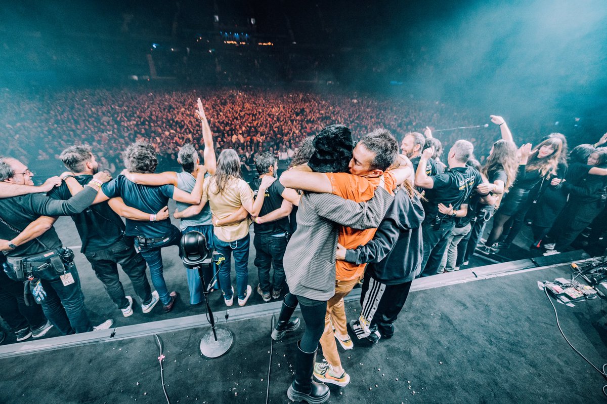 vetustamorla's tweet photo. Madrid, muchas gracias por acompañarnos en dos noches maravillosas. Que a nuestro público favorito aún le queden muchos años!!!

Gracias a El Naán, Aliboria y a todo el equipazo que lo hace posible. 

Gracias por vuestro cariño en la gira Cable a Tierra 2023

📸, @GloriaNM https://t.co/9iB2joPRIB