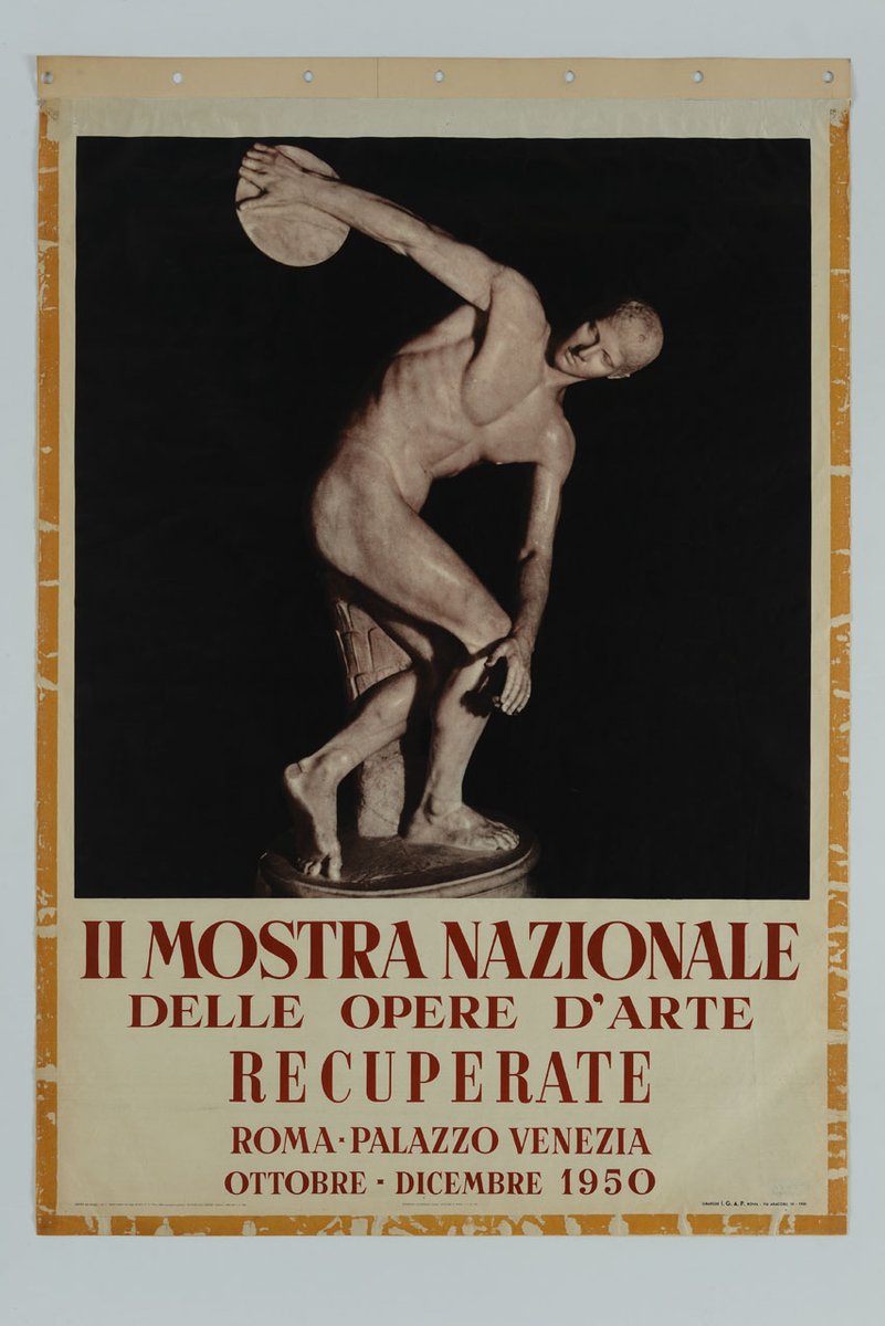CommozioniA's tweet photo. SPEZZEREMO LE RENI | e invece regalavano o obbligavano i privati a vendere il patrimonio artistico italiano. Poi c'era quello trafugato e confiscato
Chi erano? Lo sapete
OGGI, torna in cronaca, la notizia che la Germania, con in testa il direttore della Gliptoteca di Monaco, vuole indietro il DISCOBOLO LANCELLOTTI, copia in marmo romana del celebre bronzo di Mirone, conservato a Palazzo Massimo | Museo Nazionale Romano
Hitler, contrariamente al nostro, qualche passione per l'arte figurativa, rinascimentale soprattutto l'aveva. Quando nel 1938 venne a Roma, era come se andasse al supermercato. Qui gli venne l'idea di costruire e allestire un super museo, Führermuseum, e qui trovò il materiale con cui riempirlo
Il 18 maggio 1938, al prezzo di 16 milioni di lire in contanti, il Discobolo venne ceduto.
Finita la guerra, siccome i tedeschi avevano razziato a destra e a manca, molte opere lì custodite confluirono nei punti di raccolta che l'esercito alleato aveva allestito per restituire le opere trafugate dai nazisti. E lì finì anche il Discobolo
Trattativa lunghissima e ardua, durante la restituzione, proprio per il contratto di vendita. Alla fine ci diedero ragione
Dal 1948, il Discobolo tornò a Roma e ce lo siamo tenuto caro.
Ora la Germani lo richiede, avendolo pagato ("il rimpatrio ha violato la legge"), e il ministro Sangiuliano dice "Devono passare sul mio cadavere".