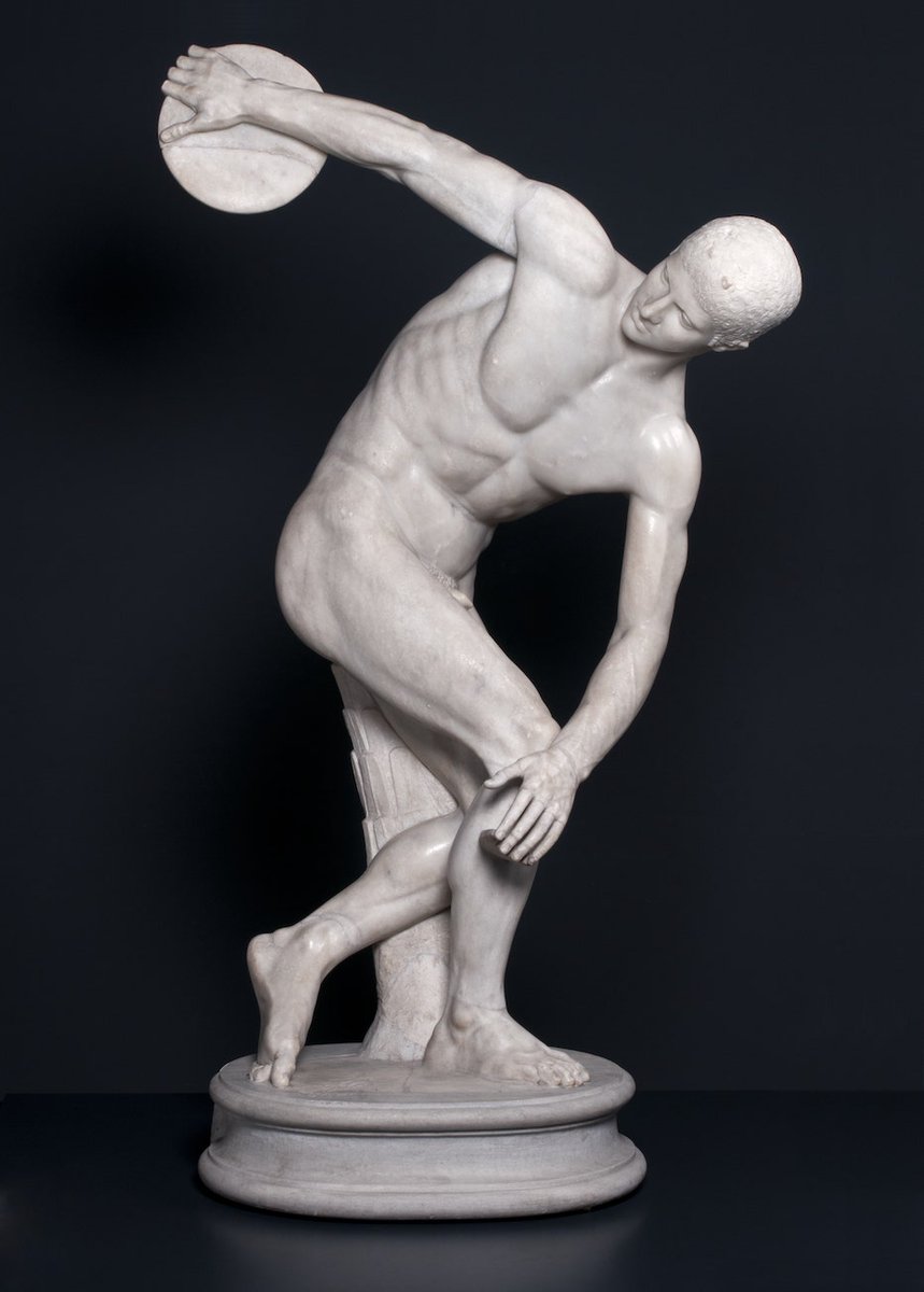 CommozioniA's tweet photo. SPEZZEREMO LE RENI | e invece regalavano o obbligavano i privati a vendere il patrimonio artistico italiano. Poi c'era quello trafugato e confiscato
Chi erano? Lo sapete
OGGI, torna in cronaca, la notizia che la Germania, con in testa il direttore della Gliptoteca di Monaco, vuole indietro il DISCOBOLO LANCELLOTTI, copia in marmo romana del celebre bronzo di Mirone, conservato a Palazzo Massimo | Museo Nazionale Romano
Hitler, contrariamente al nostro, qualche passione per l'arte figurativa, rinascimentale soprattutto l'aveva. Quando nel 1938 venne a Roma, era come se andasse al supermercato. Qui gli venne l'idea di costruire e allestire un super museo, Führermuseum, e qui trovò il materiale con cui riempirlo
Il 18 maggio 1938, al prezzo di 16 milioni di lire in contanti, il Discobolo venne ceduto.
Finita la guerra, siccome i tedeschi avevano razziato a destra e a manca, molte opere lì custodite confluirono nei punti di raccolta che l'esercito alleato aveva allestito per restituire le opere trafugate dai nazisti. E lì finì anche il Discobolo
Trattativa lunghissima e ardua, durante la restituzione, proprio per il contratto di vendita. Alla fine ci diedero ragione
Dal 1948, il Discobolo tornò a Roma e ce lo siamo tenuto caro.
Ora la Germani lo richiede, avendolo pagato ("il rimpatrio ha violato la legge"), e il ministro Sangiuliano dice "Devono passare sul mio cadavere".
