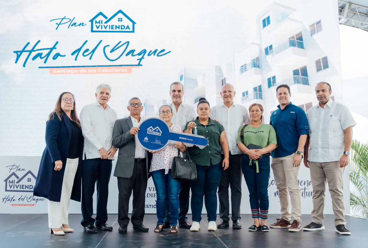 spereyrarojas's tweet photo. ¡Más de 400 nuevas familias ahora contarán con un techo propio!

Junto al presidente @luisabinader y al ministro del @Mivedrd @carlosbonillard , hemos entregado las llaves de sus nuevos hogares a familias beneficiarias de #MiVivienda en Hato del Yaque y Los Salados, ambas zonas en Santiago de los Caballeros.

Con estas entregas, continuamos siendo aliados de las familias dominicanas que, a partir de hoy, podrán disfrutar de un techo propio y seguro, permitiéndoles mejorar su calidad de vida.

Desde #ElBancoDeTodosLosDominicanos, estamos comprometidos a seguir trabajando para reducir el déficit habitacional del país. Nos enorgullece impulsar el bienestar de nuestra gente y mantenernos fieles a nuestra vocación de ser el respaldo de todos los ciudadanos.