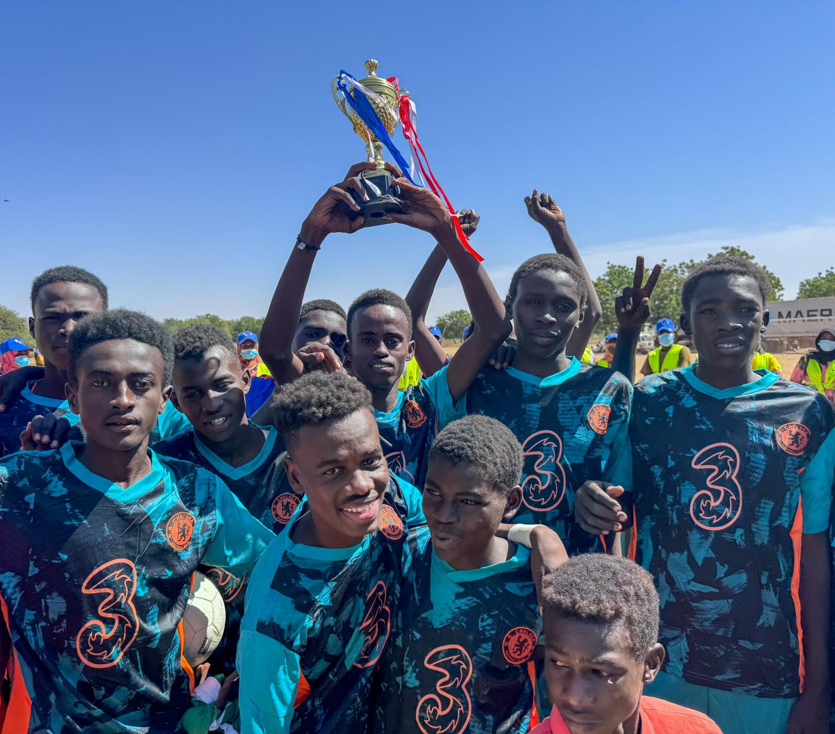 PNUD_Tchad's tweet image. ⚽ Le football, un puissant vecteur d'unité ! Aujourd'hui à Adre, entre  dribbles de fraternité et tacles de solidarité, communautés locales, réfugiés et retournés ont joué en équipe pour marquer des buts  d'unité et de cohésion sociale 🤝.  
#STARR