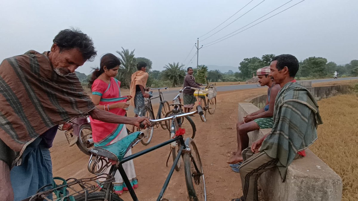 AnkiySahoo's tweet photo. To avoid road accidents and crashes, i am putting reflective stickers on Cycles.These stickers are specially designed to reflect more light to increase visibility in low intensive area.#RoadSafety #ZeroFatalityWeek @DC_Odisha @ushapadhee1996 @CTOdisha @LAccMI_Odisha @spdhenkanal https://t.co/EsOlDAxIK9