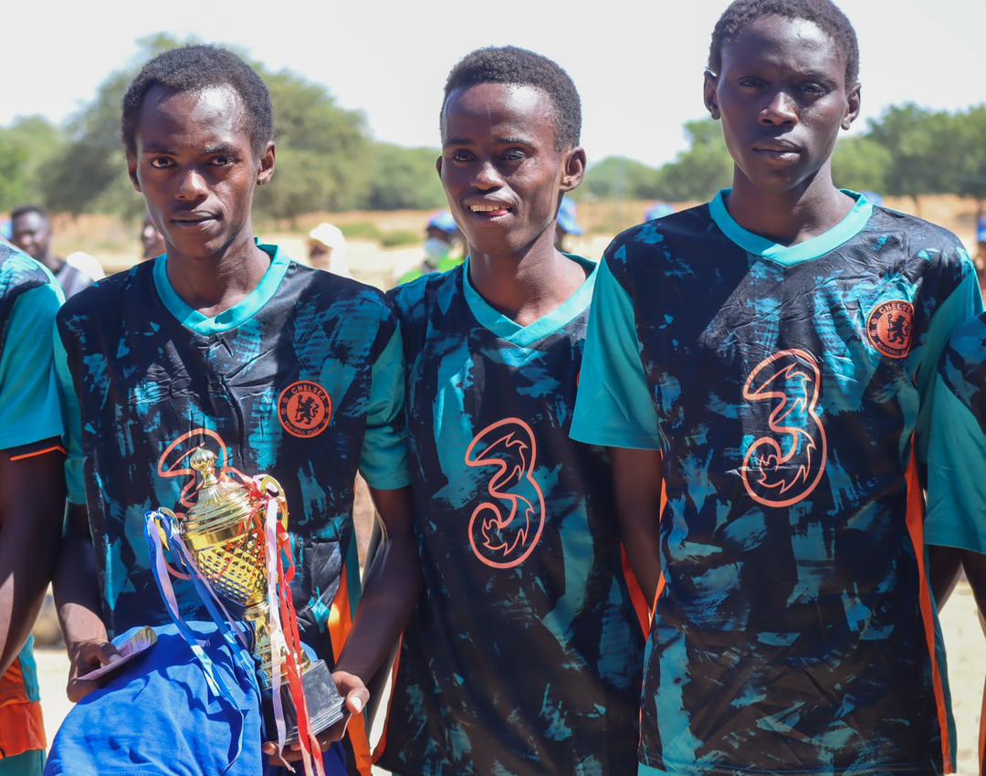 PNUD_Tchad's tweet image. ⚽ Le football, un puissant vecteur d'unité ! Aujourd'hui à Adre, entre  dribbles de fraternité et tacles de solidarité, communautés locales, réfugiés et retournés ont joué en équipe pour marquer des buts  d'unité et de cohésion sociale 🤝.  
#STARR