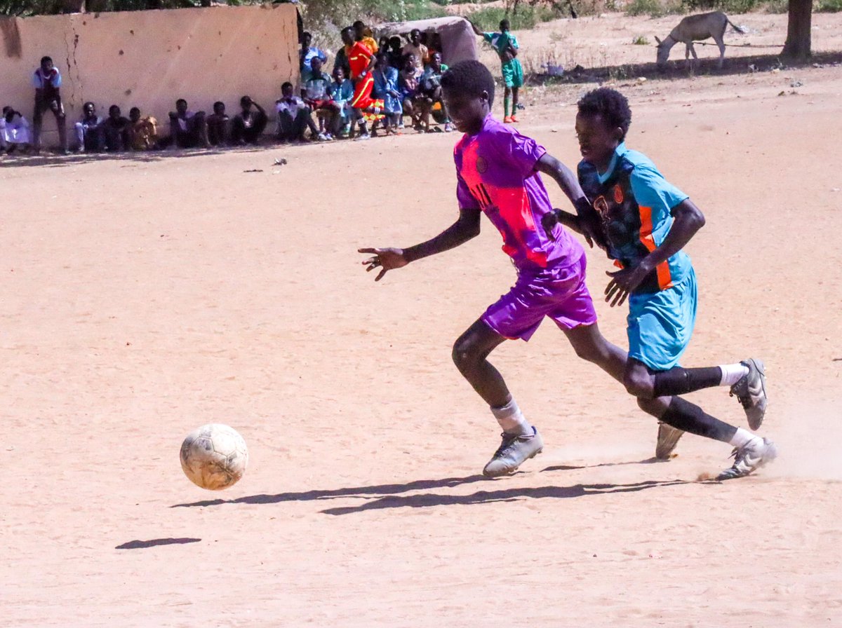 PNUD_Tchad's tweet image. ⚽ Le football, un puissant vecteur d'unité ! Aujourd'hui à Adre, entre  dribbles de fraternité et tacles de solidarité, communautés locales, réfugiés et retournés ont joué en équipe pour marquer des buts  d'unité et de cohésion sociale 🤝.  
#STARR