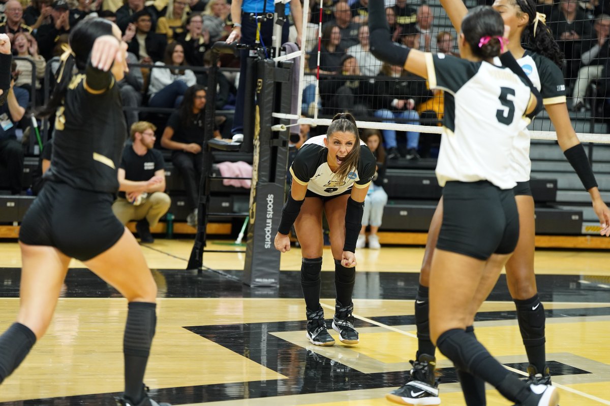 So sweet. 🍬

#NCAAWVB x 📸 <a href="/PurdueVB/">Purdue Volleyball</a>
