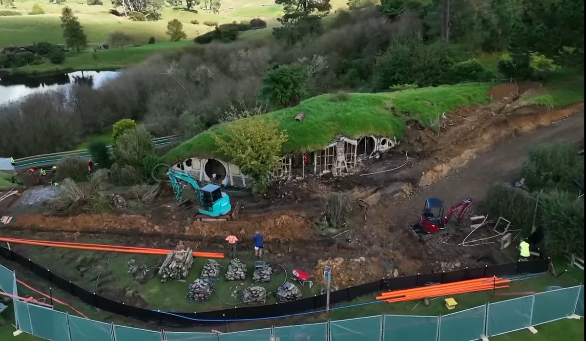 TolkienWonder's tweet photo. The new hobbit homes took 9 months to construct and they were first imagined back in 2014. 

Many of the items in the homes are bespoke and created by many from the LOTR and Hobbit crews from the movies. https://t.co/KPkuBd2lSG