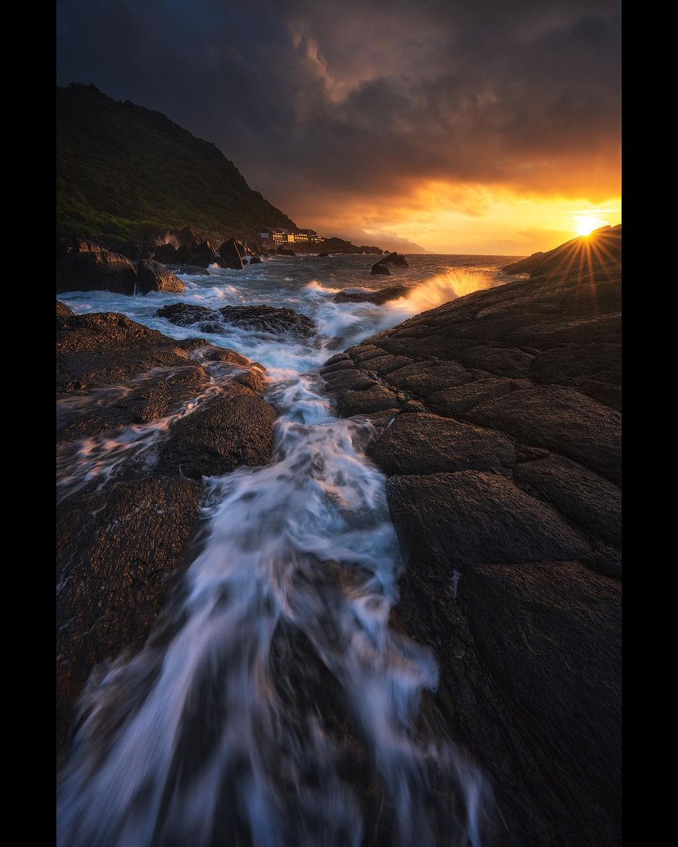 The flowers and leaves are fragrant, and the beautiful scenery lasts morning and night