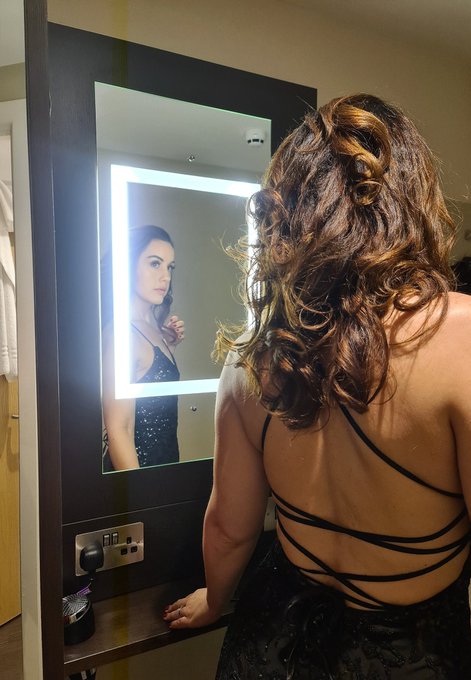 Make up done...hair doing its own thing...standard...let's swing! CHIC @VA2_Club https://t.co/hvy1wI