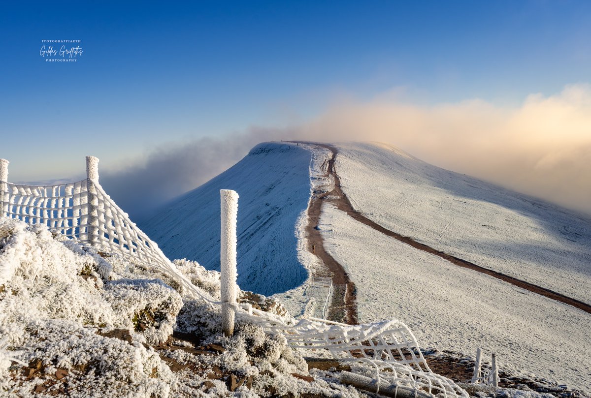 Y llwybr i’r Copa | The path to the Summit #PenyFan #CornDu Bannau Brycheiniog (Brecon Beacons) 🏴󠁧󠁢󠁷󠁬󠁳󠁿 01 12 23 

<a href="/CroesoBannauB/">Parc Cenedlaethol Bannau Brycheiniog</a> <a href="/BannauB/">Bannau Brycheiniog (Brecon Beacons) National Park</a> <a href="/croesocymru/">Croeso Cymru 🏴󠁧󠁢󠁷󠁬󠁳󠁿</a> <a href="/visitwales/">Visit Wales 🏴󠁧󠁢󠁷󠁬󠁳󠁿</a> <a href="/ThePhotoHour/">#ThePhotoHour</a> <a href="/ItsYourWales/">It's Your Wales</a> <a href="/BBCCymruFyw/">BBC Cymru Fyw</a> <a href="/WalesOnline/">WalesOnline 🏴󠁧󠁢󠁷󠁬󠁳󠁿</a> <a href="/bbcweather/">BBC Weather</a> <a href="/S4Ctywydd/">S4C Tywydd</a> <a href="/DerekTheWeather/">Derek Brockway - weatherman</a> <a href="/Ruth_ITV/">Ruth_TV</a> <a href="/OPOTY/">Outdoor Photography</a>