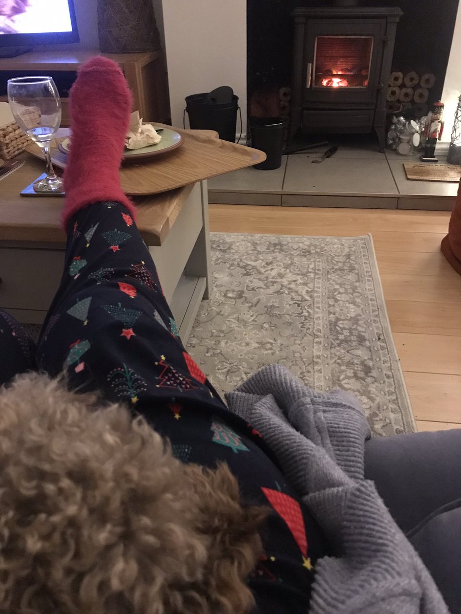 LouDay100's tweet photo. Saturday night nailed 🎄💕🎄 #saturdaynight #December2023 #Advent #chilly https://t.co/irkV46weDe