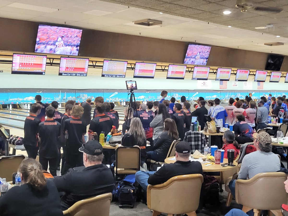 MikeColton513's tweet photo. @AHS_Bowling representing the  @AndersonRaptors strong at the Red &amp; Blue Classic this weekend at @bowlthepalace. 
Good luck to all the teams and GO RAPTORS! https://t.co/Eb1q4MtvQX