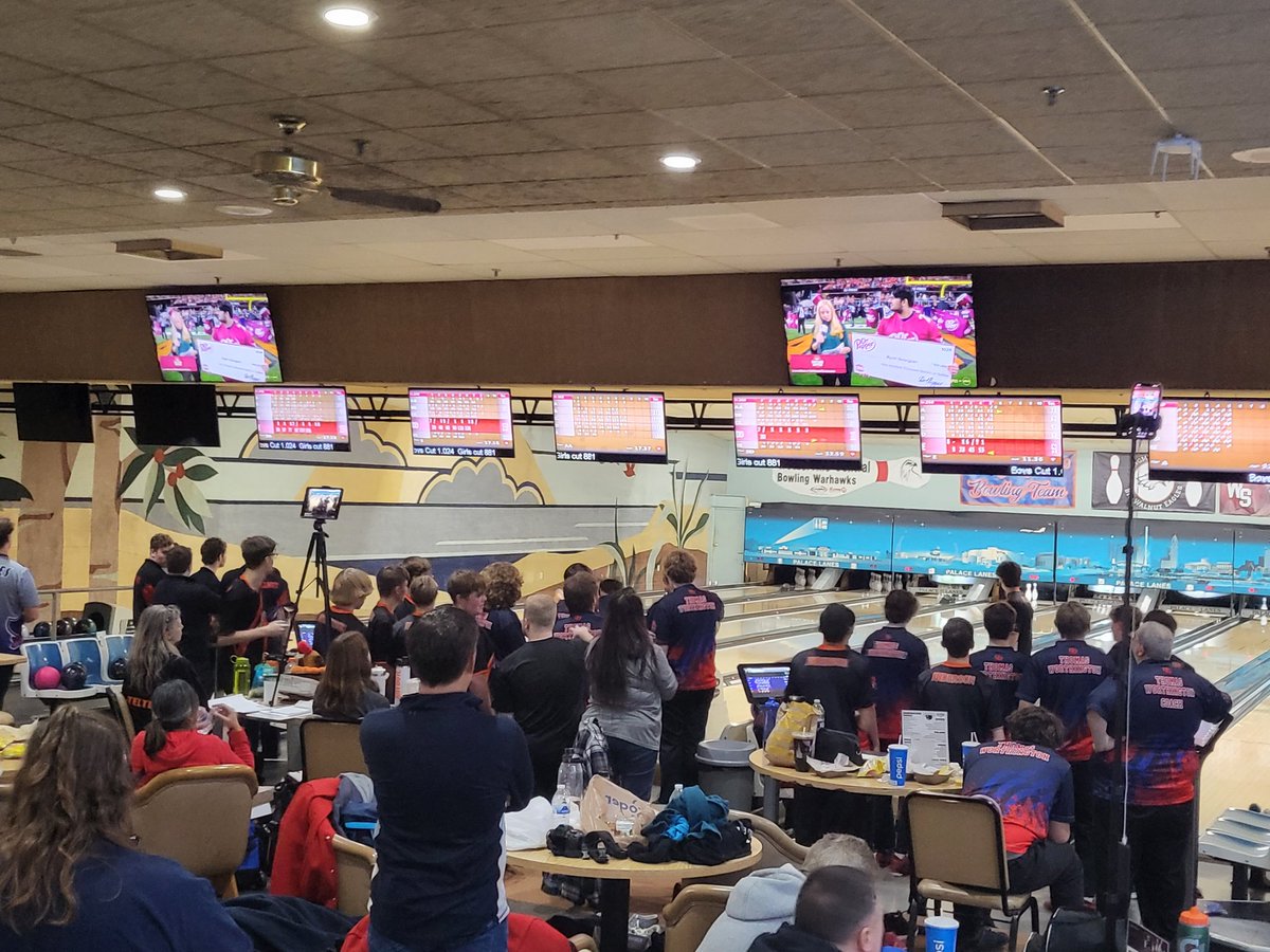 MikeColton513's tweet photo. @AHS_Bowling representing the  @AndersonRaptors strong at the Red &amp; Blue Classic this weekend at @bowlthepalace. 
Good luck to all the teams and GO RAPTORS! https://t.co/Eb1q4MtvQX