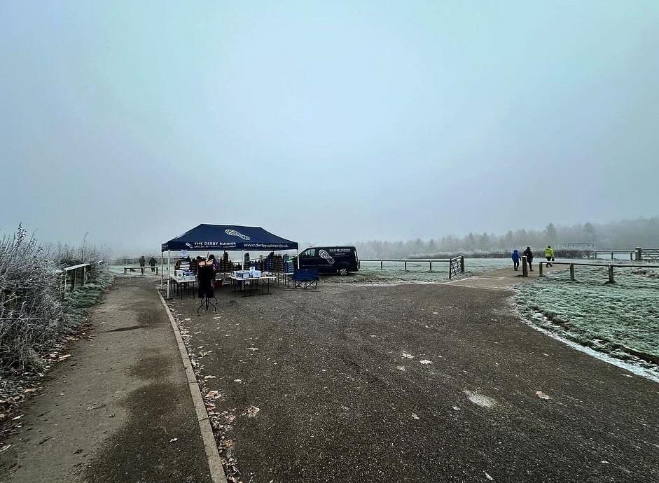 DERBYRUNNER's tweet photo. Repost 👉🏼 @rob_derbyrunner_jefferies. ❄️ 

Coldest #derbyrunnerstall for a while. 

Amazing effort from @heanorrunningclub to host the 3rd fixture of the North Mids XC League. https://t.co/ofyghqvFM2